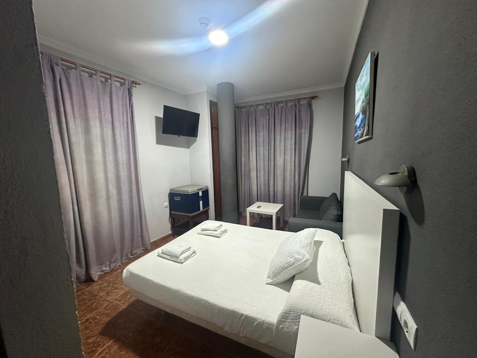 Отель Hostal Tarik Тарифа Экстерьер фото