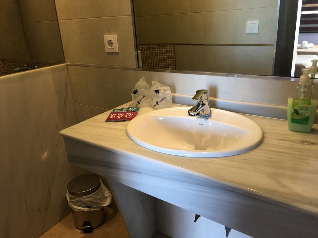 Отель Hostal Tarik Тарифа Экстерьер фото